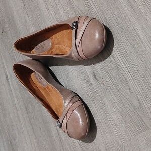 Euro soft Sofft  Elegant Taupe Flats Loafers Sz 11 EUC